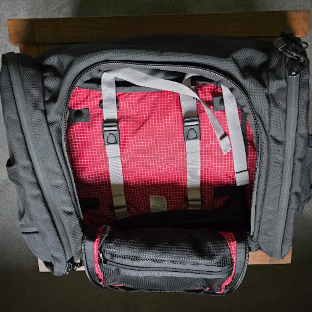 Tom Bihn Aeronaut 45 - RARE - Black 1050d Ballistic / Full Red Halcyon Interior - Picture 3 of 3